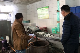 平潮鎮(zhèn)衛(wèi)生所開(kāi)展餐飲具集中消毒服務(wù)單位專項(xiàng)監(jiān)督檢查 筑牢食品安全防線
